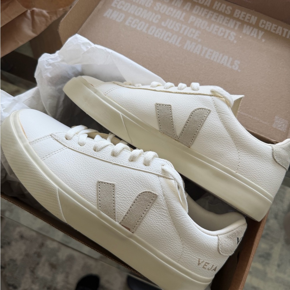 Veja White Cream Low-Top Sneakers
